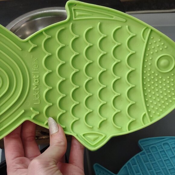 Cat and Dog Pet Bowls Metal and Ceramic, Licking Mats and Bat Collar - Picture 4 of 15